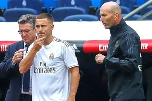 HLV Zinedine Zidane vui mừng chào đón Eden Hazard trở lại. Ảnh: Getty Images