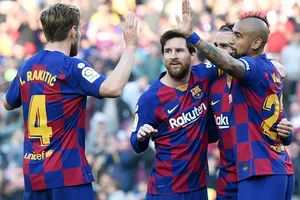 Lionel Messi và đồng đội khó tập trung tối đa khi ra sân tại Napoli. Ảnh: Getty Images