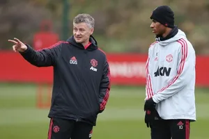 HLV Ole Gunnar Solskjaer và học trò vẫn chưa thể biết ngày trở lại sân tập Carrington. Ảnh: Getty Images 