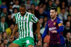 Emerson trong lần đối đầu Lionel Messi. Ảnh: Getty Images 