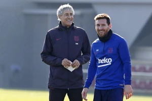 HLV Quique Setien tin Lionel Messi hạnh phúc và cam kết với Barca. Ảnh: Getty Images