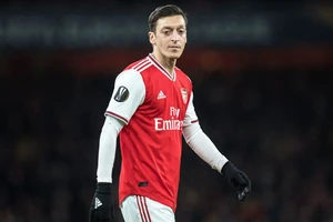 Mesut Oezil chỉ giảm lương khi biết chính xác về tổn thất của Arsenal. Ảnh: Getty Images