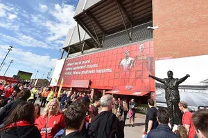 Người hâm mộ rất khó kiểm soát bản thân trước thời điểm đăng quang của Liverpool. Ảnh: Getty Images 