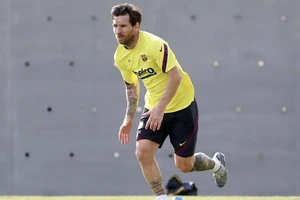 Lionel Messi lặng lẽ tập riêng trong thời điểm vẫn tuân thủ giãn cách xã hội.