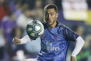 Eden Hazard nỗ lực trên sân tập sau chấn thương. Ảnh: Getty Images