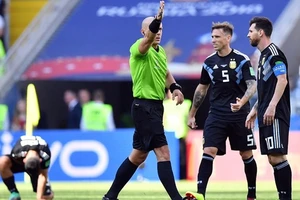 Lucas Biglia bên cạnh Lionel Messi khi còn khoác áo tuyển Argentina. Ảnh: Getty Images