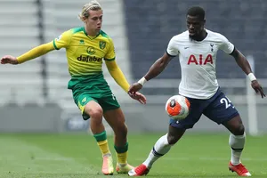 Không ít pha va chạm giữa 2 đội ở trận giao hữu hôm thứ sáu. Ảnh: Getty Images