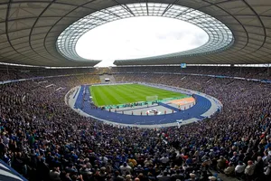 Sân Olympiastadion rộng lớn, nhưng Chính quyền Berlin vẫn rất thận trọng. 