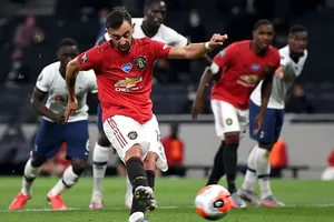 Bruno Fernandes sút phạt đền gỡ hòa 1-1 cho Man.United. Ảnh: Getty Images