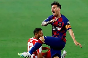 Một hành động mất kiểm soát của Lionel Messi trong trận đấu. Ảnh: Getty Images
