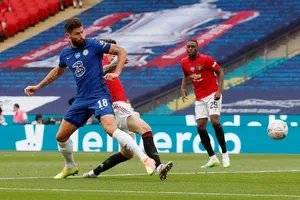 Olivier Giroud tiếp tục sắm vai người hùng cho Chelsea. Ảnh: Getty Images