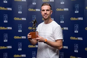 Jordan Henderson nhận giải thưởng cá nhân đầu tiên của mùa giải. Ảnh: Getty Images