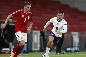 Tuyển Anh (phải) đánh mất hình ảnh vì nhiều rắc rối của tiêng mình. 