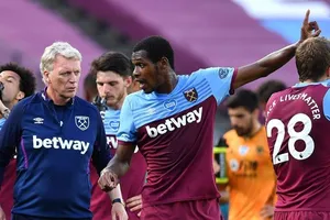 HLV David Moyes và 2 trụ cột phải về nhà ngay trước trận, nhưng West Ham vẫn thắng lớn.