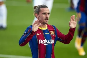 Antoine Griezmann vẫn đang phải chơi khác vị trí yêu thích tại Barca. Ảnh: Getty Images