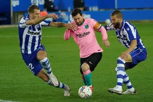 Lionel Messi và Barcelona bất lực trước hàng thủ Alaves. Ảnh: Getty Images