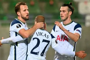 Harry Kane (trái) chạm cột mốc ghi bàn thắng thứ 200 cho Tottenham. Ảnh: Getty Images