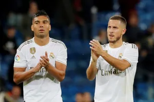 Eden Hazard (phải) và tiền vệ Casemiro dương tính Covid-19.