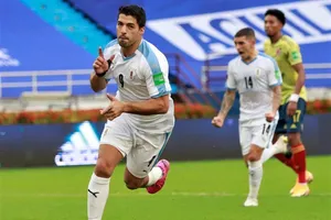 Luis Suarez ghi bàn cho tuyển Uruguay trước khi có xét nghiệm dương tính với Covid-19. Ảnh: Getty Images 