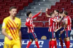 Atletico Madrid lần đầu đánh bại Barca tại La Liga sau 10 năm. 