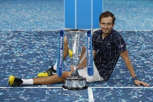 Daniil Medvedev hạnh phúc bên cạnh danh hiệu lớn nhất trong sự nghiệp.