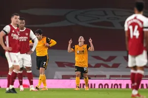 Cầu thủ Arsenal thất vọng trước niềm vui của đội khách Wolves.