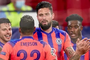 Olivier Giroud rực sáng giúp Chelsea hủy diệt Sevilla để chiếm ngôi đầu. Ảnh: Getty Images