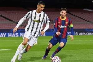 Cristiano Ronaldo che mờ Lionel Mesi để giúp Juventus vươn lên chiếm ngôi đầu bảng. Ảnh: Getty Images 