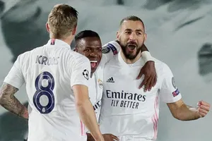 Karim Benzema tỏa sáng với cú đúp bàn thắng bằng đầu giúp Real chiến thắng. Ảnh: Getty Images 