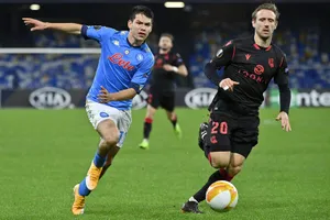 Sociedad và Napoli nắm tay nhau đi tiếp sau đoạn cuối đầy kịch tính.