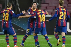 Lionel Messi và đồng đội Barcelona mừng chiến thắng. Ảnh: Getty Images 