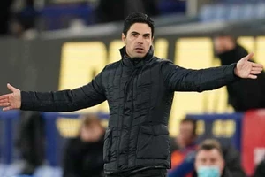HLV Mikel Arteta thúc giục cầu thủ sốc lại tinh thần chiến đấu. Ảnh: Getty Images