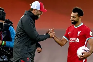 HLV Jurgen Klopp khẳng định Mohamed Salah vẫn đanh hạnh phúc. Ảnh: Getty Images 