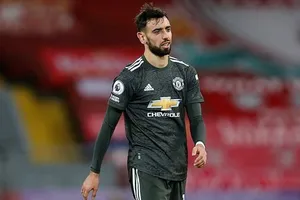 Bruno Fernandes cũng tỏ ra thất vọng với bản thân khi bị thay ra trong trận hòa tại Liverpool. Ảnh: Getty Images 