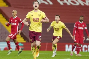 Ashley Barnes ghi bàn giúp Burnley thắng tại Liverpool lần đầu tiên sau gần nửa thế kỷ. Ảnh: Getty Images