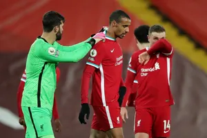 Joel Matip (giữa) bỏ lỡ phần còn lại của mùa giải này. Ảnh: Getty Images