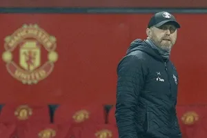 HLV Ralph Hasenhuettl vẫn được ủng hộ dù thua kỷ lục 2 lần trong vòng 18 tháng. Ảnh: Getty Images