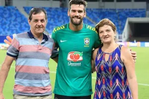 Thủ thành Alisson Becker bên cạnh cha và mẹ mình.