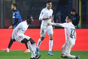 Ferland Mendy (trái) ăn mừng bàn thắng quý giá cho Real. Ảnh: Getty Images