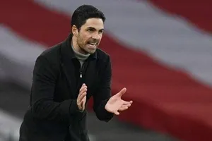 HLV Mikel Arteta nhẹ nhõm khi mùa giải vừa được giải cứu. Ảnh: Getty Images 
