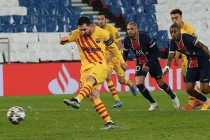 Lionel Messi đá bay cơ hội lật ngược tình thế của Barca từ chấm 11m. Ảnh: Getty Images