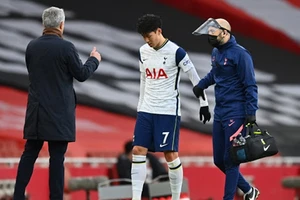 HLV Jose Mourinho lo ngại chấn thương của Son Heung-min có thể nghiêm trọng hơn. Ảnh: Getty Images 