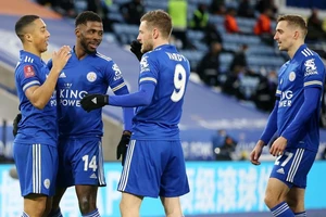 Kelechi Iheanacho đã tỏa sáng để giúp Leicesterb vào bán kết. Ảnh: Getty Images