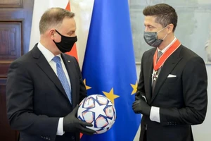 Robert Lewandowski được vinh danh bởi Tổng thống Ba Lan, Andrzej Duda. 