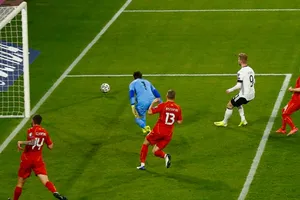 Timo Werner tiếc nuối nhìn quả bóng đi chệch khung thành. 