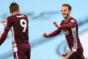 James Maddison mừng bàn thắng trong trận thắng gây sốc 5-2 trên sân Man.City ở lượt đi. Ảnh: Getty Images 