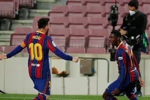 Ousmane Dembele phấn khích mừng bàn thắng cùng đội trưởng Lionel Messi. 