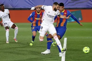 Pha đánh gót nhạy cảm ghi bàn mở tỷ số của Karim Benzema. Ảnh: Getty Images 
