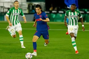 Joao Felix (giữa) nén đau ra sân khiến chấn thương thêm trầm trọng. 