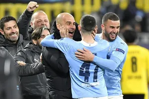 HLV Pep Guardiola và ban huấn luyện của mình vỡ òa sau chiến thắng. Ảnh: Getty Images 